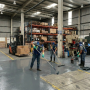 Aplicación de piso epóxico industrial en nave industrial de Monterrey con recubrimiento resistente para tránsito y operación manufacturera.