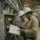 Servicios eléctricos industriales en Monterrey: instalación, mantenimiento y respuesta inmediata 2 Especialista revisando tablero eléctrico industrial en planta de Monterrey con infraestructura eléctrica profesional
