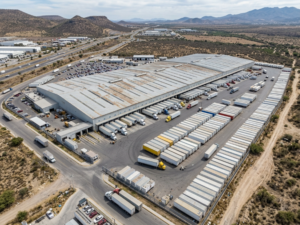 Centro de distribución con áreas de carga, patios logísticos y naves industriales