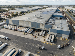 Almacenes industriales con infraestructura de almacenamiento y cubiertas metálicas de gran escala