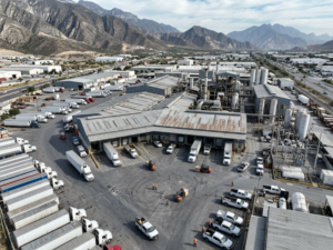 Planta de manufactura industrial con naves de producción y techumbres metálicas en operación