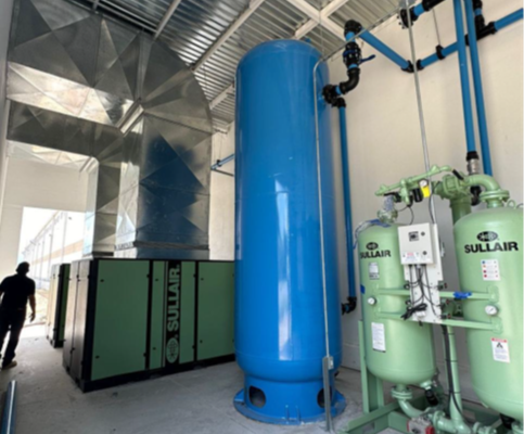 Rosenberger-planta-3 3 Sistema completo de aire comprimido industrial con tanque vertical.