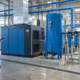 Compresor industrial con tanque receptor y sistema de aire comprimido instalado en una planta
