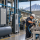 Técnico de Grupo TAFO junto a sistema de compresores de aire industriales en Monterrey